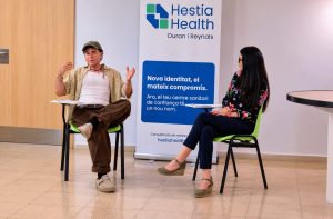 Sebastián Ferragut y Eme Pina moderando el conversatorio sobre diversidad LGTBIQ+ en Hestia Health Duran i Reynals