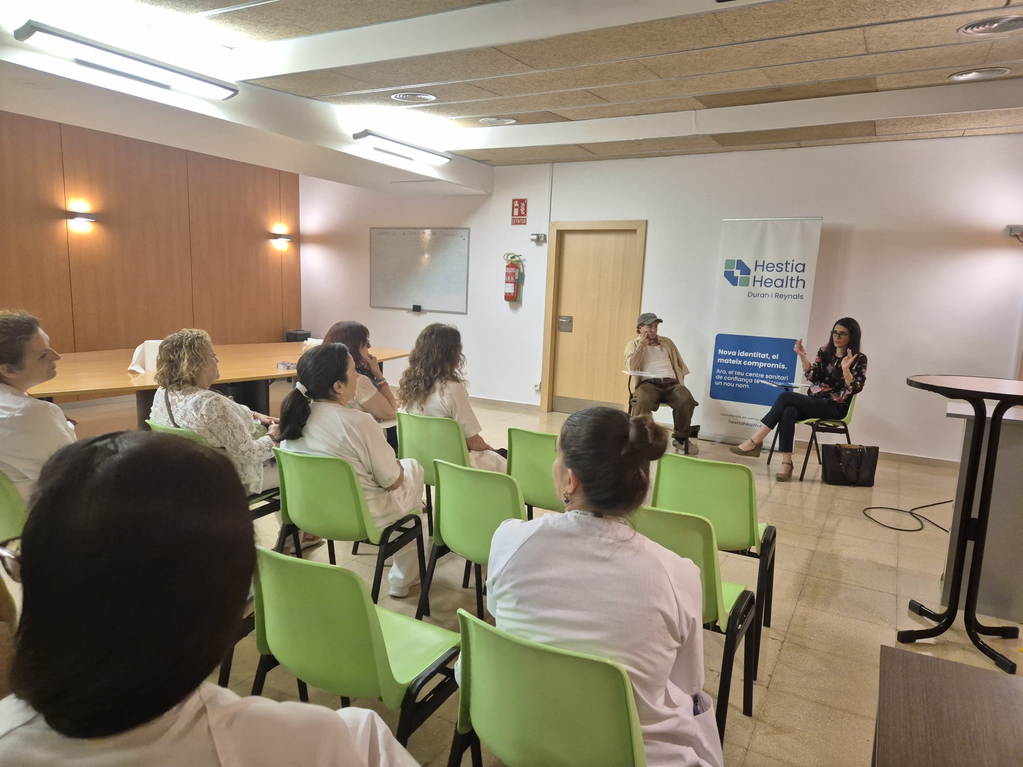 Profesionales sanitarios de Hestia Health asistiendo al conversatorio sobre diversidad LGTBIQ+